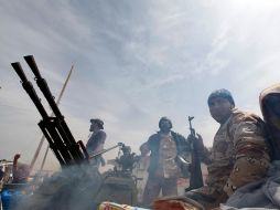 Rebeldes libios recapturaron Ras Lanuf. La OTAN acordó tomar el mando completo de las operaciones militares en Libia. REUTERS  /