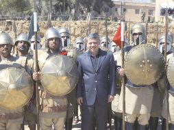 El rey Abdalá II de Jordania posa con soldados vestidos de romanos y gladiadores durante su visita a la región Sur. REUTERS  /