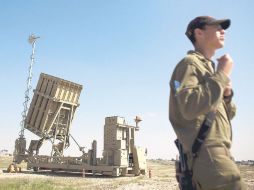 Soldados israelíes se mantienen próximos a la ''Cúpula de Hierro'' que se encuentra  cerca de la ciudad sureña de Beerseba. EFE  /
