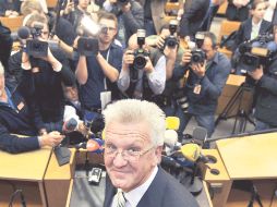 El candidato del Partido Verde, Winfried Kretschmann, posa para los periodistas tras su histórico triunfo. EFE  /