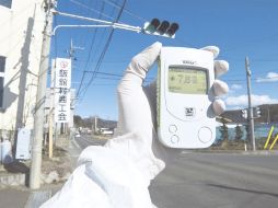 Un miembro de Greenpeace revisa los niveles de radioactividad en Litate, a 40 kilómetros de la planta nuclear de Fukushima. EFE  /