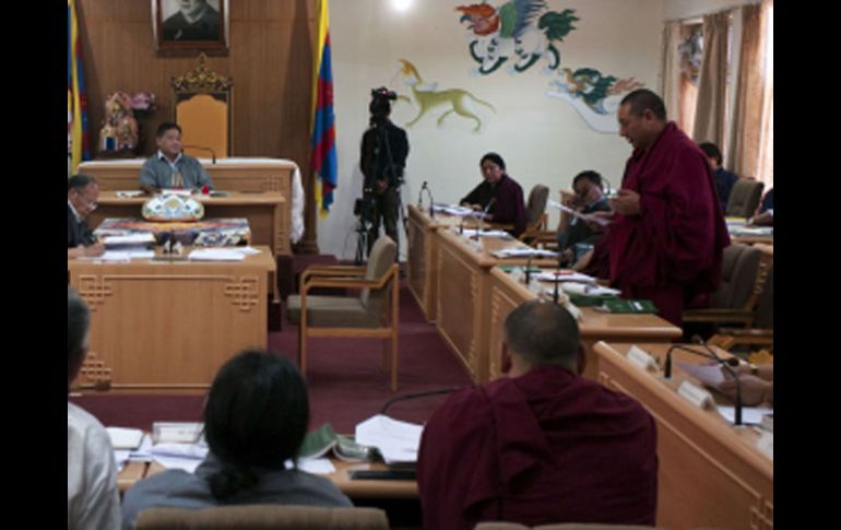 En Dharamsala, miembros del Parlamento tibetano debaten las modalidades en que se hará el cambio político. AP  /