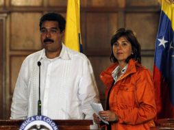El canciller venezolano, Nicolás Maduro, y su homóloga colombiana, María Ángela Holguín, en Bogotá. EFE  /