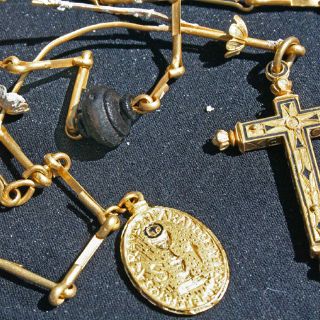 Encuentran cadena de oro valorada en 250 mil dólares