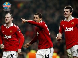 Javier Hernández celebra con sus compañeros su anotación. MEXSPORT  /