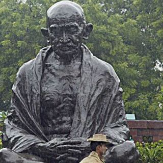 Publican polémica biografía de Gandhi