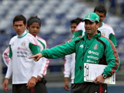 José Manuel de la Torre (der.) da indicaciones a los jugadores del Tricolor, durante el entrenamiento de ayer. MEXSPORT  /