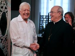 El expresidente de EU Jimmy Carter (i) estrecha la mano del cardenal cubano Jaime Ortega (d). EFE  /
