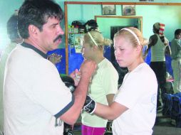 Irma 'Güerita' Sánchez se pone en forma bajo la supervisión de Rafa Guzmán. ESPECIAL  /