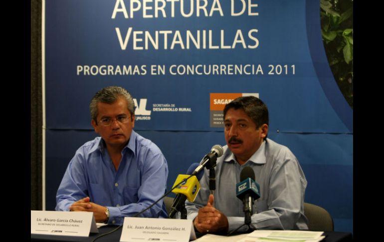 Álvaro García y Juan Antonio González anunciaron ayer la apertura de ventanillas para presentar proyectos y concursar. A. HINOJOSA  /