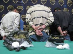 Tras la detención de los indiciados, les aseguran dos rifles de asalto tipo AR–15, cartuchos útiles, mariguana y cocaína. M. PATIÑO  /