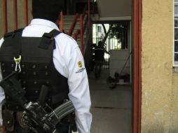 Las autoridades estatales y municipales trabajaron en la escena del crimen por más de tres horas. O. RUVALCABA  /