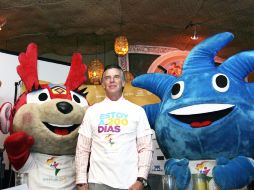 Momento en el que muestran la camiseta oficial alusiva a la cuentra regresiva de los 200 días. E. BARRERA  /