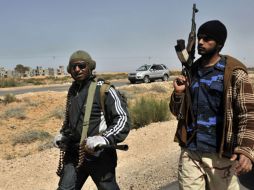 Rebeldes huyen de una emboscada de las fuerzas leales al régimen, a unos 120 kilómetros de Sirte. AFP  /