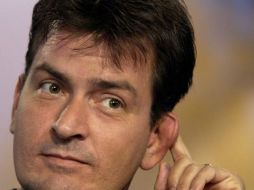 Sheen asegura que Richards le robó a un perro y subió una foto de él con la mascota. REUTERS  /