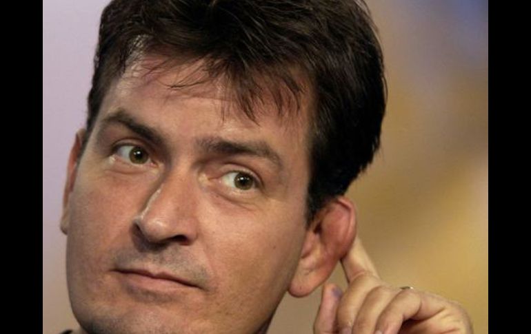 Sheen asegura que Richards le robó a un perro y subió una foto de él con la mascota. REUTERS  /