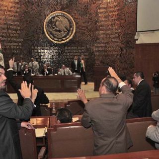 Avanzan en reforma para reducir salarios de consejeros electorales