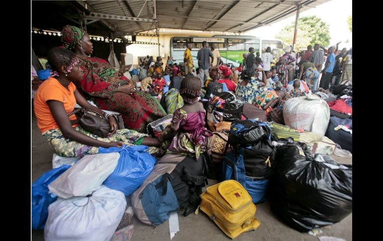 Frente a los ataques en Costa de Marfil, los residentes se preparan para abandonar el lugar. EFE  /