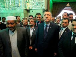 El primer ministro turco, visita la tumba del imán Ali en la ciudad sagrada de Nayaf, Iraq. EFE  /