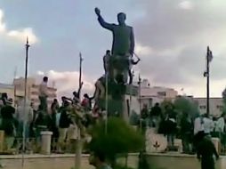 Un grupo de personas atacó un monumento del ex presidente Hafez al-Assad. AFP  /