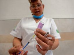 Una enfermera prepara una vacuna para ser aplicada. AFP  /