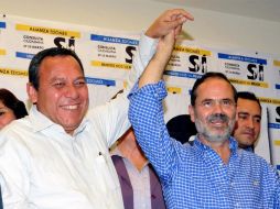 El presidente nacional del PAN, Gustavo Madero (d) y del PRD, Jesús Zambrano (i) celebran resultados de la consulta. ARCHIVO  /