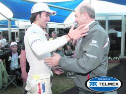 Checo Pérez conversa con Peter Sauber, dueño del equipo donde corre el piloto tapatío. SAUBER MOTORSPORTS  /