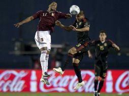 Carlos Salcido (d.) de México y Ángel Chourio disputan un balón aéreo. MEXSPORT  /