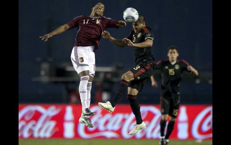 Carlos Salcido (d.) de México y Ángel Chourio disputan un balón aéreo. MEXSPORT  /