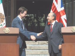 El Presidente de México, Felipe Calderón estrecha la mano de Nick Clegg, viceprimer ministro del Reino Unido. EL UNIVERSAL  /