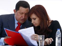 Hugo Chávez y Cristina Fernández repasan en Buenos Aires los acuerdo económicos. AP  /