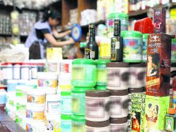 La reforma prevé que la autoridad retenga productos que sean promovidos como medicamentos. M. FREYRÍA  /