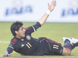 El delantero mexicano Carlos Vela yace en el césped reclamando una falta. MEXSPORT  /