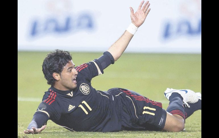 El delantero mexicano Carlos Vela yace en el césped reclamando una falta. MEXSPORT  /
