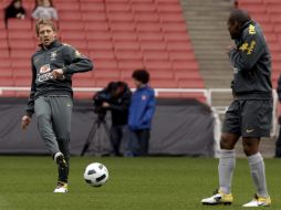 Lucas Leiva (izq) firmó una ampliación de contrato conel Liverpool. EFE  /