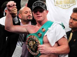 Saúl Alvarez, celebrando su triunfo en el evento de boxeo en Anaheim, California. MEXSPORT  /
