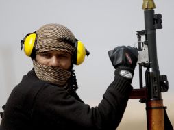 Un soldado rebelde libio se aproxima a la línea de combate, en una carretera que comunica Brega con Ras Lanuf. EFE  /
