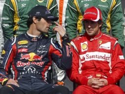 El piloto de Ferrari, Fernando Alonso (d) conversa con Mark Webber, de Red Bull. MEXSPORT  /
