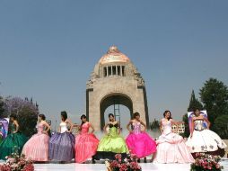 En una pasarela en el Monumento a la Revolución se mostraron las últimas tendencias de la moda en vestidos para quinceañeras. EFE  /