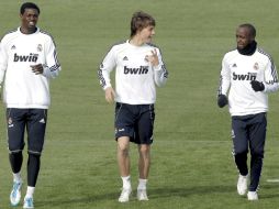 Los jugadores del Real Madrid, Emmanuel Adebayor, Sergio Canales y Lass Diarra, entrenan para el partido del fin de semana. EFE  /