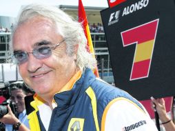 Flavio Briatore, ex director del equipo Renault, sugiere a Ferrari que ya mejor piense en 2012. ESPECIAL  /