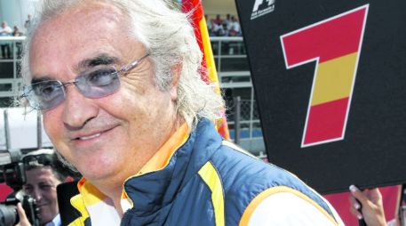 Flavio Briatore, ex director del equipo Renault, sugiere a Ferrari que ya mejor piense en 2012. ESPECIAL  /