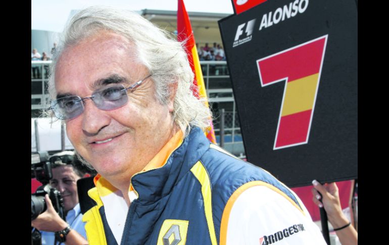 Flavio Briatore, ex director del equipo Renault, sugiere a Ferrari que ya mejor piense en 2012. ESPECIAL  /