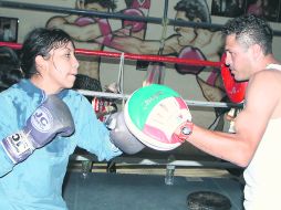 'Cuisilla' Pérez es atendida por su mánager Óscar “Chololo” Larios. ESPECIAL  /