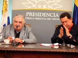José Mujica y Hugo Chávez ofrecen una rueda de prensa en la ciudad de Montevideo. EFE  /