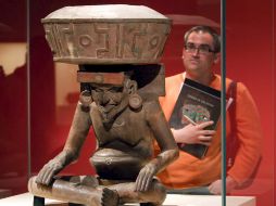 Un visitante observa la escultura de cerámica 'Huehuetéotl, dios del fuego'. EFE  /