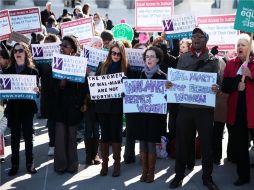 Decenas de personas se reunieron afuera del edificio de la Corte Suprema. AFP  /