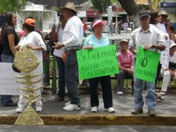 Casi un centenar de personas llegó a las afueras del Congreso local. R GIL  /
