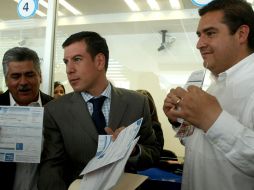 Los alcaldes de Tonalá, Tlaquepaque y Zapopan acudieron a pagar sus cuentas a las oficinas del oranismo del agua. A. HINOJOSA  /