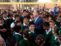 Emilio González visitó hoy las instalaciones de una escuela de Tlajomulco. E. BARRERA  /